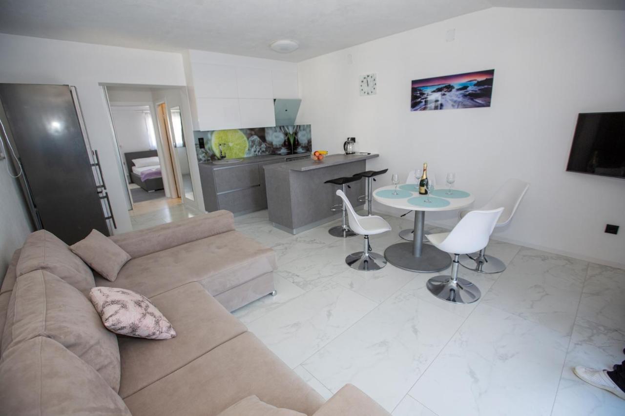 Mayana Apartment Cesarica Bagian luar foto